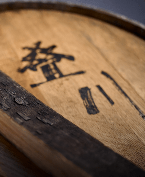 Bourbon cask lays the backbone with an elegant vanilla and fruity aroma and enhances the smoothness.